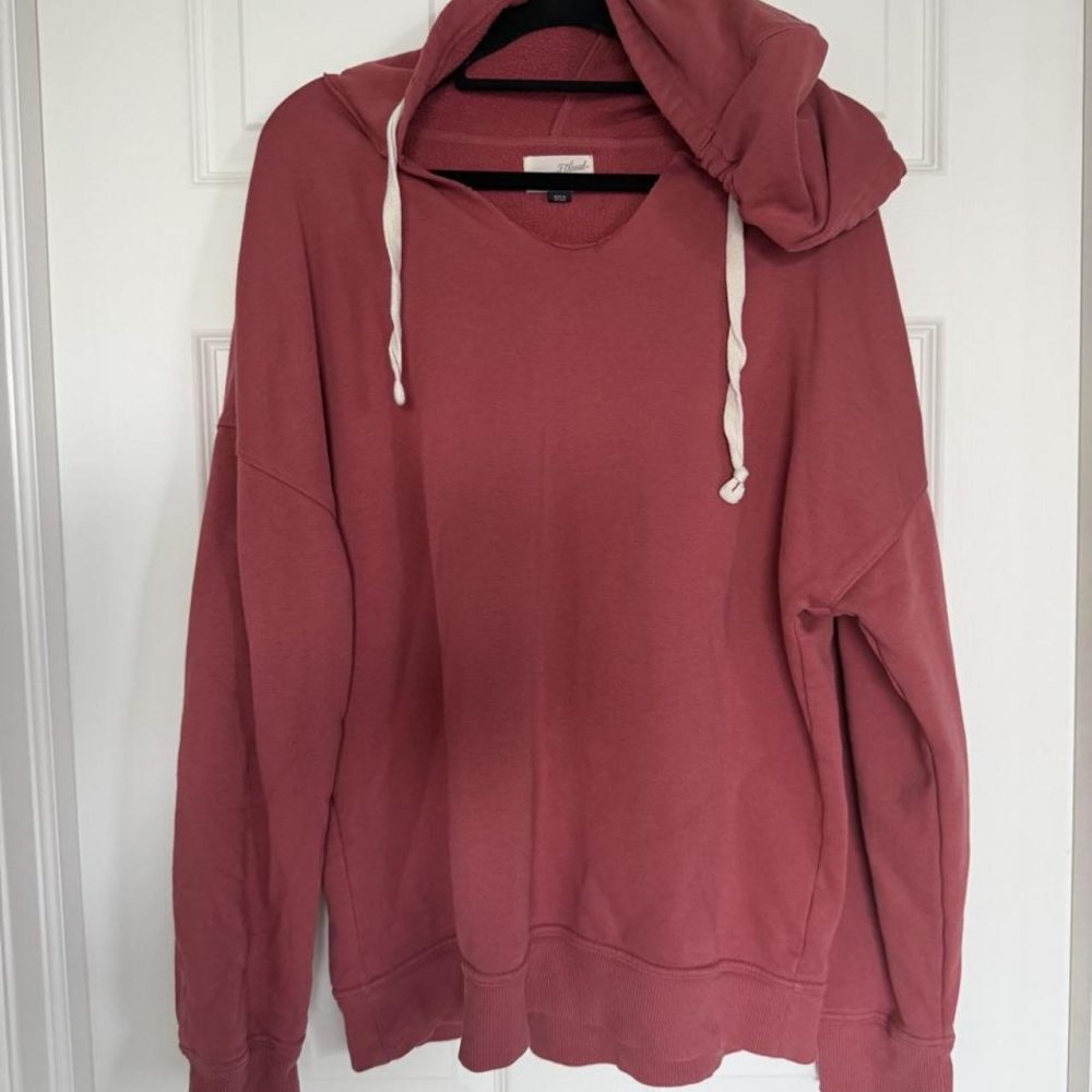 Relaxed oversized fit with dropped shoulders, V-neckline, hood with cream drawst